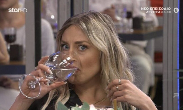 Παίκτρια του First Dates «στολίζει» το ραντεβού της και το Twitter παίρνει φωτιά