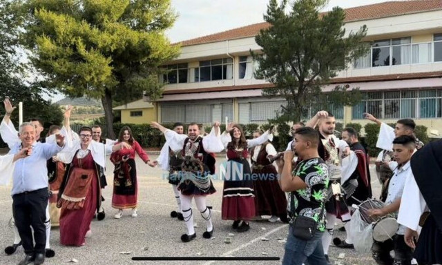 Εκλογές 2023: Με φουστανέλα, νταούλια και ζουρνάδες ψήφισε ο… «Αλέξης Τσίπρας»