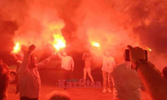 Εκλογές 2023 - Θεσσαλονίκη: Πανηγυρισμοί με καπνογόνα και συνθήματα στα γραφεία της ΝΔ