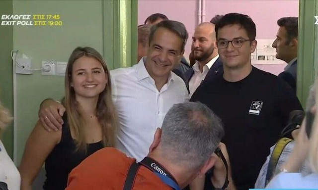 Εκλογές 2023 - Κυριάκος Μητσοτάκης: Ψήφισε αγκαλιά με τα παιδιά του, Δάφνη και Κωνσταντίνο