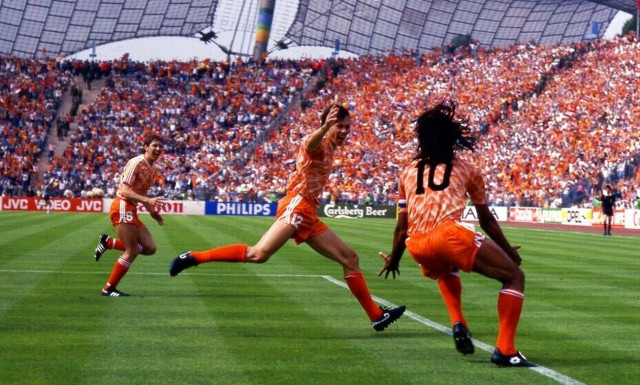 Το γκολ-ποίημα του Φαν Μπάστεν με την Ολλανδία παραμένει ένα από τα καλύτερα όλων των εποχών