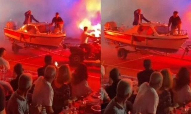 Ο Κώστας Σαφέτης έφτασε σε πανηγύρι με σκάφος και τραγούδησε το «Ακυβέρνητο καράβι»