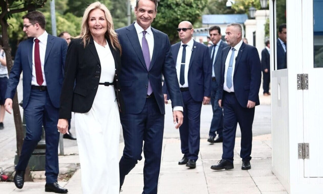 Mitsotakis visits president, receives the mandate to form a government