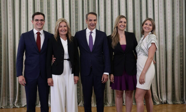 Φωτογραφικό άλμπουμ: Η οικογένεια του Κυριάκου Μητσοτάκη κέρδισε τις εντυπώσεις στο Προεδρικό