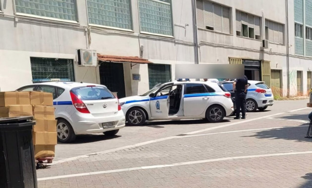 Αναστάτωση στη Λάρισα: Άντρας κυκλοφορούσε στο πλήθος με μαχαίρι