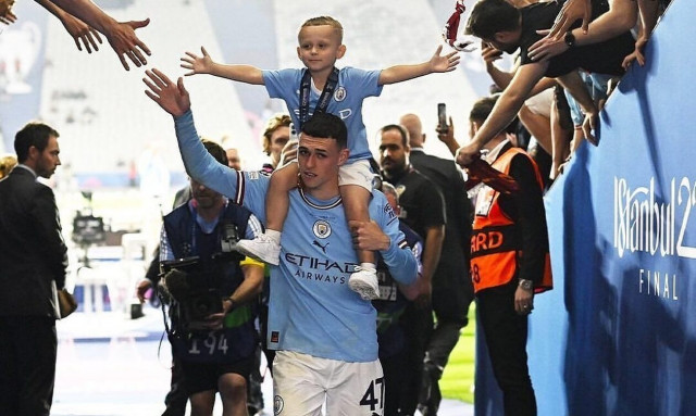 Πιτσιρικάς σπάει κοντέρ με 1 εκατ. ακολούθους σε 1 μέρα - Γιατί ο κόσμος λατρεύει τον γιο του Φόντεν