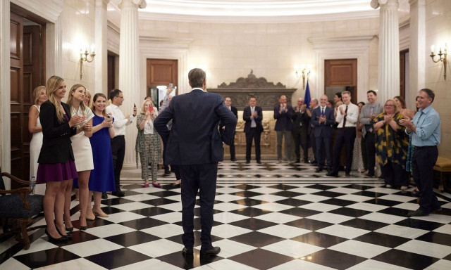 Ο πρώτος πρωινός καφές στο Μαξίμου - Το μήνυμα του Μητσοτάκη στους υπουργούς και οι μπλε φάκελοι