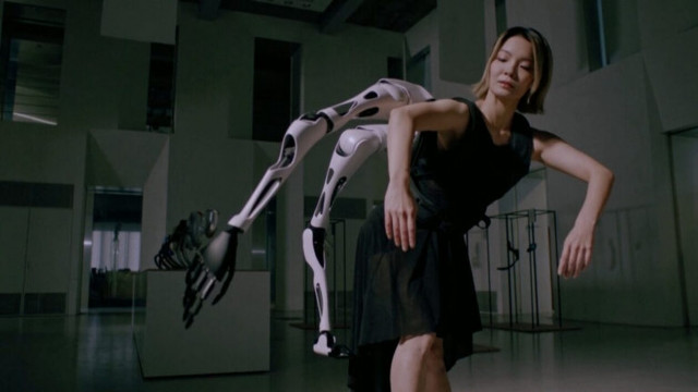 Σαν ταινία για το μέλλον: Δημιούργησαν εξωσκελετό για άνθρωπο με ρομποτικούς βραχίονες!