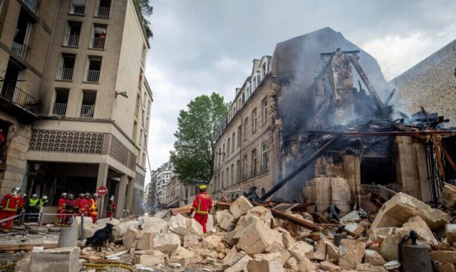 Έκρηξη στο Παρίσι: Εντοπίστηκε το πρώτο πτώμα στα ερείπια του κτιρίου
