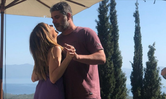 Δέσποινα Βανδή: Ζει τον έρωτα στην Ύδρα με τον Βασίλη Μπισμπίκη - Φωτογραφίες στην παραλία