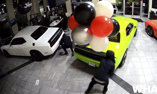 Κλέφτες αρπάζουν 6 αυτοκίνητα σε λιγότερο από 1 λεπτό