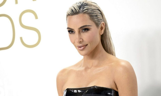 Κιμ Καρντάσιαν: Η τολμηρή φωτογράφιση με δερμάτινα μαγιό