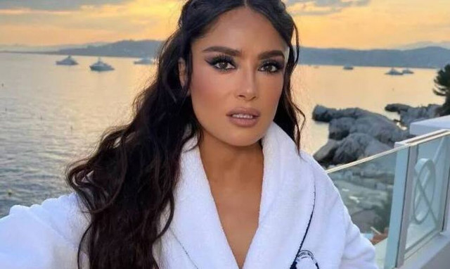 Σάλμα Χάγιεκ: Κάνει σάουνα γυμνή και «ρίχνει» το Instagram (pics)