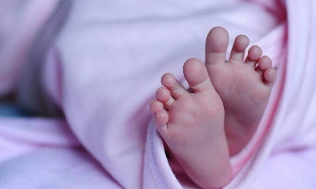 Θεσσαλονίκη: Μητέρα άφησε μόνο του στο σπίτι το μωρό της - Άκουσαν τα κλάματα οι γείτονες