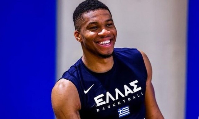 Ο Γιάννης Αντετοκούνμπο… μυρίζει τα παπούτσια του