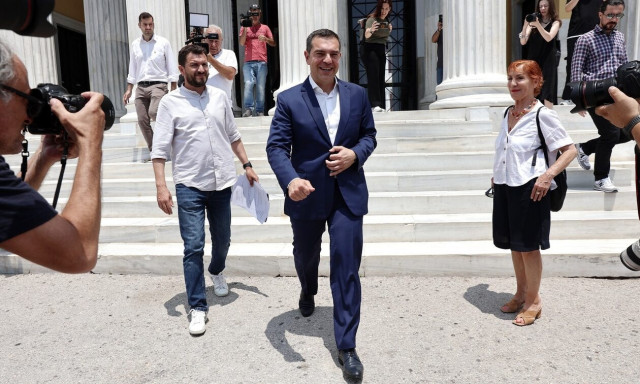 Αλέξης Τσίπρας: Οι πέντε που τον συνόδευσαν στο «αντίο» από τον ΣΥΡΙΖΑ