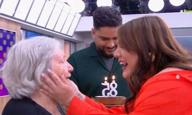 Δανάη Μπάρκα: Συγκινητική έκπληξη γενεθλίων στον «αέρα» για τη γιαγιά Τούλα