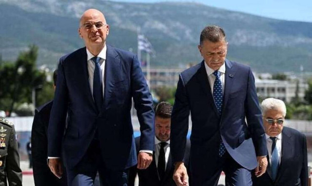 Ο Νίκος Δένδιας με κλάδο ελαίας και ξίφος δικαίου