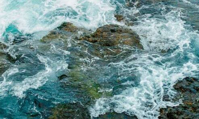 Ηράκλειο: 19χρονος έπεσε στα βράχια από ύψος 10 μέτρων - Στο νοσοκομείο με κατάγματα στα πόδια