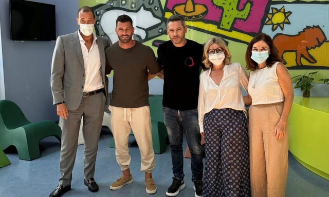 Ο Στάθης Σχίζας μοίρασε δώρα στα παιδιά που νοσηλεύονται στην Ογκολογική Μονάδα Παίδων ΕΛΠΙΔΑ