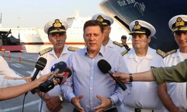 Shipping Minister Varvitsiotis visiting the port of Piraeus