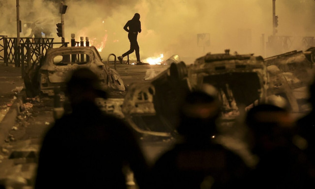 H Γαλλία φλέγεται, τα τεθωρακισμένα στους δρόμους - Ακόμα ένας νεαρός έχασε τη ζωή του στα επεισόδια