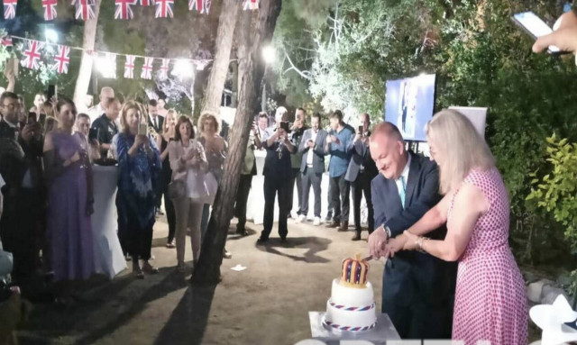 Κρήτη: Ο βασιλιάς Κάρολος είχε γενέθλια και του έκοψαν τούρτα στην... Κνωσό