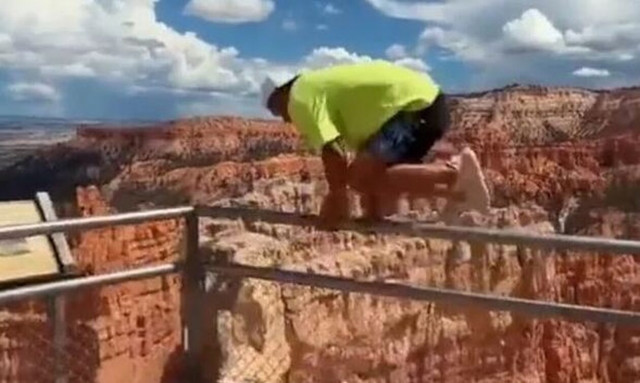 Τολμηρός φαρσέρ πήδηξε κιγκλίδωμα στο Γκραντ Κάνιον και σώθηκε από θαύμα - Σοκαριστικό βίντεο