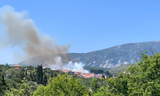 Σάμος: Φώτια στους Μυτιληνιούς - Δύο ελικόπτερα στο σημείο