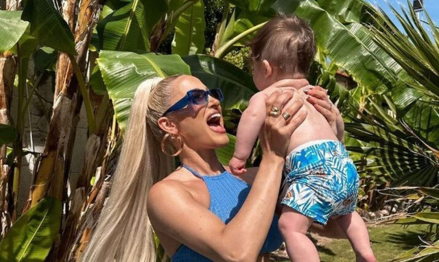 Ιωάννα Τούνη: Απολαμβάνει τις βουτιές της στη Μύκονο μαζί με τον 6 μηνών γιο της και τον Αλεξάνδρου