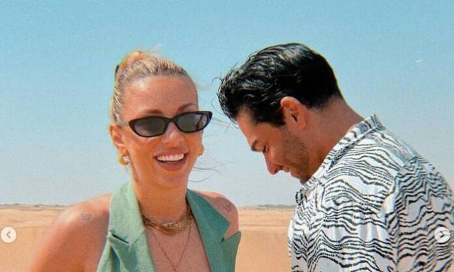 Γαρυφαλλιά Καληφώνη: Αγκαλιά με τον Χρήστο Μάστορα σε παραλία της Μήλου