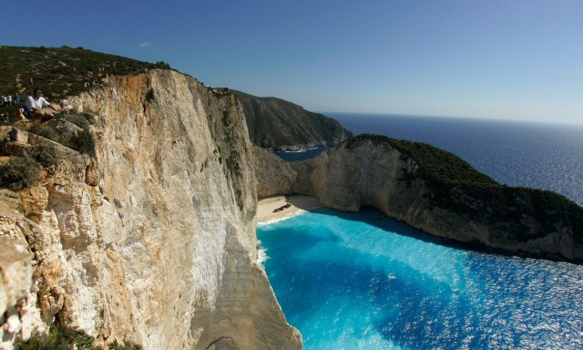 Διακοπές: Στα ύψη οι τιμές στα νησιά - Χρειάζονται... 4 μισθοί για μια εβδομάδα διακοπών