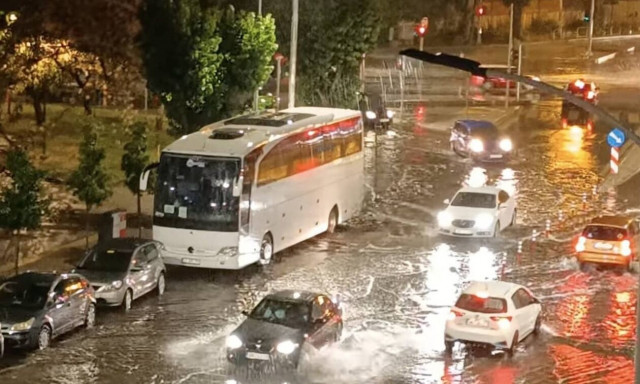 Θεσσαλονίκη: Βραδινή μπόρα μετέτρεψε την πόλη σε ποτάμι - Χάος στους δρόμους