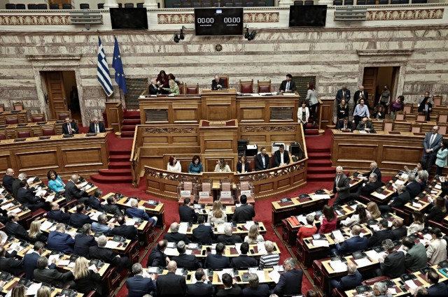 Αλλάζουν όλα στη νέα Βουλή – Οι χωροταξικές ανακατατάξεις για να χωρέσουν τα οκτώ κόμματα