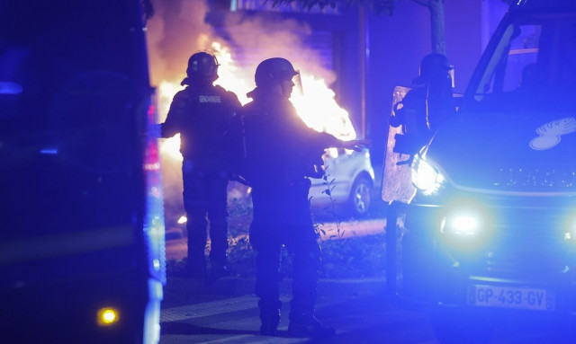 Γαλλία: Τελέστηκε η κηδεία και η ταφή του 17χρονου που σκοτώθηκε από πυρά αστυνομικού