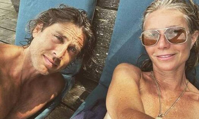 Γκουίνεθ Πάλτροου: Τόπλες δίπλα στον σύζυγό της - Φωτογραφίες από τις καλοκαιρινές τους διακοπές