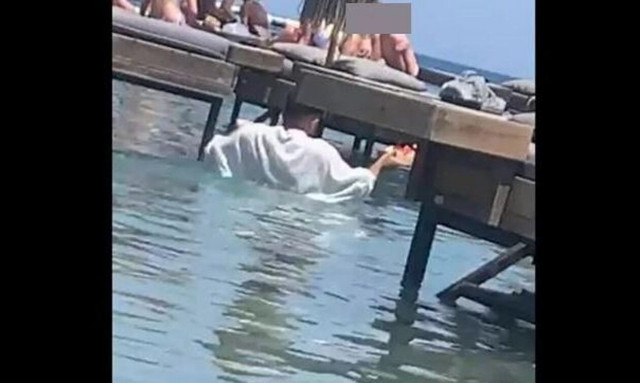 Ρόδος: Παρέμβαση Γεωργιάδη για τον σερβιτόρο που εξυπηρετούσε μέσα στη θάλασσα