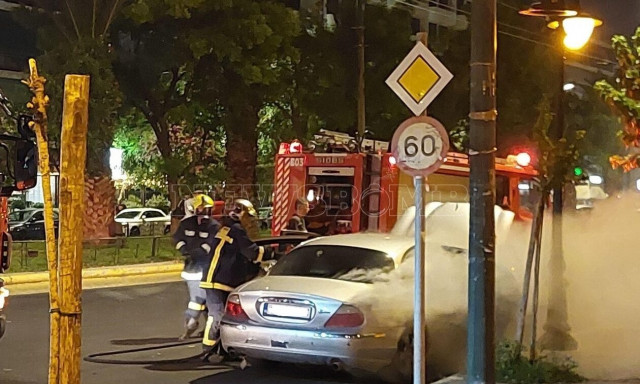 Αυτοκίνητο τυλίχθηκε στις φλόγες στην Λ. Ποσειδώνος