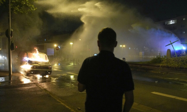 Γαλλία: Επίθεση σε σπίτι δημάρχου κοντά στο Παρίσι – Συνεχίζονται οι ταραχές