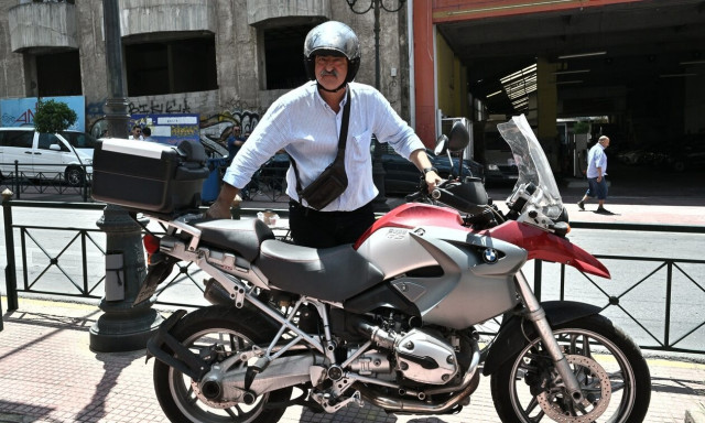 ΣΥΡΙΖΑ: Διάλογος Πολάκη με φίλους του κόμματος έξω από τα γραφεία - Τι ειπώθηκε