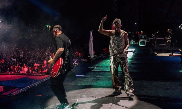 Ρόμπι Γουίλιαμς: Σάλος με τον χαρακτηρισμό «κλέφτες» για τους Έλληνες - Τα «γύρισε» στο Instagram