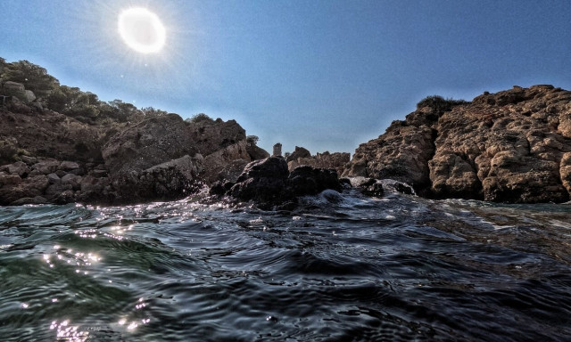 Τέσσερα άτομα έχασαν τη ζωή τους στη θάλασσα μέσα σε λίγες ώρες