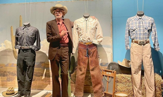 Σκηνικά αντικείμενα και άλλα από την ταινία «Asteroid City» σε έκθεση στο Λονδίνο