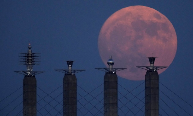 Φεγγάρι του Ελαφιού: Απόψε η υπερπανσέληνος του Ιουλίου - Εντυπωσιακές φωτογραφίες