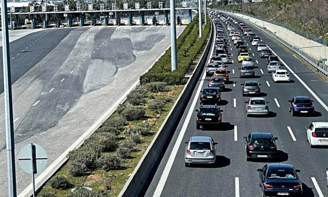 Καραμπόλα τριών οχημάτων στην Αττική Οδό – Χάος στους δρόμους