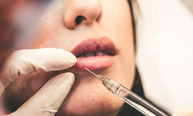 Συγκλονίζει καταγγέλλουσα για τα παράνομα μπότοξ: «Μου έπεσαν τα βλέφαρα»