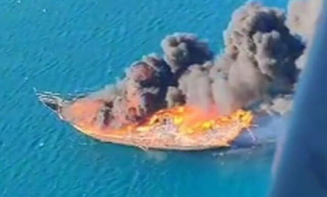 Ρόδος: Η στιγμή που τουριστικό πλοιάριο αρπάζει φωτιά και καίγεται ολοσχερώς
