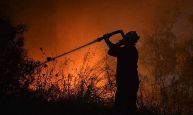 Φωτιά τώρα στο Σχιστό