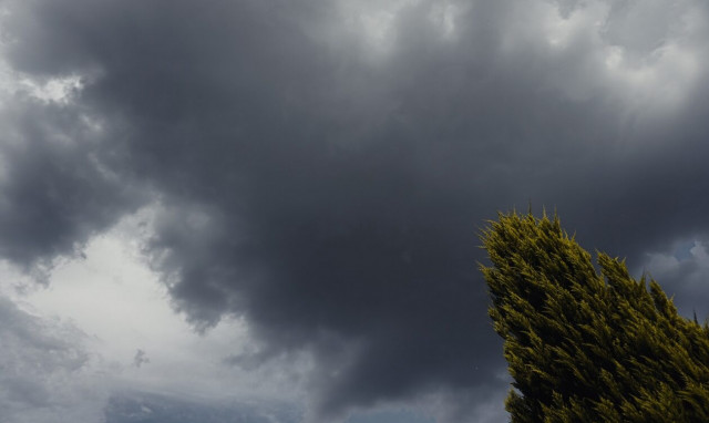 Καιρός: Βροχές και καταιγίδες μέχρι και το βράδυ της Δευτέρας