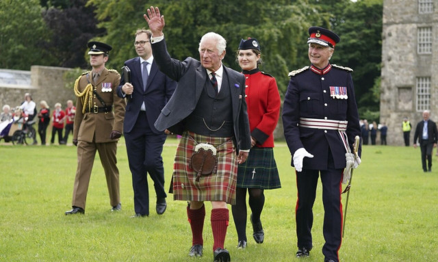 Κάρολος: Στη Σκωτία με παραδοσιακό κιλτ για να συμμετάσχει στην Τελετή των Κλειδιών